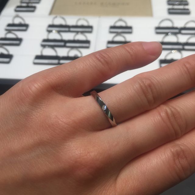 【ラザール ダイヤモンド(LAZARE DIAMOND)の口コミ】 シンプルな結婚指輪が良いけれど、シンプルな中にもほんの少し遊びが入っ…