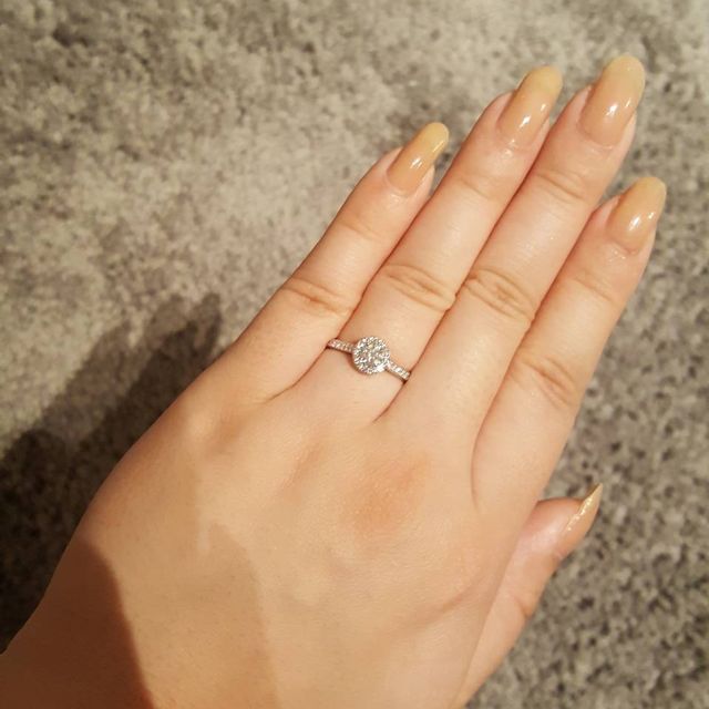 【ラザール ダイヤモンド(LAZARE DIAMOND)の口コミ】 花びらのような華やかなデザインに惚れました。
回りのダイヤもきれいで0.…