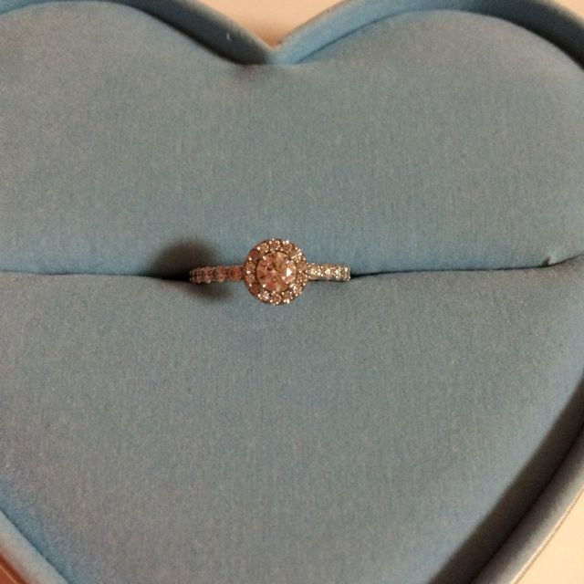 【ヴァンドーム青山(VENDOME AOYAMA)の口コミ】 デザインの華やかさが決め手です。店内で試着をした時、一番キラキラ輝い…