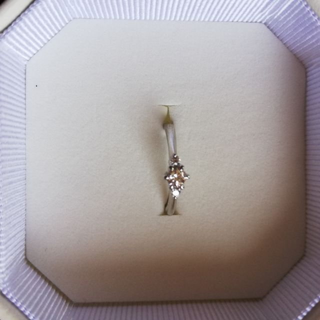 【4℃ BRIDAL(ヨンドシーブライダル)の口コミ】 ダイヤモンドが目立ちすぎず
優しいデザインで指輪が強調しすぎず
指もき…