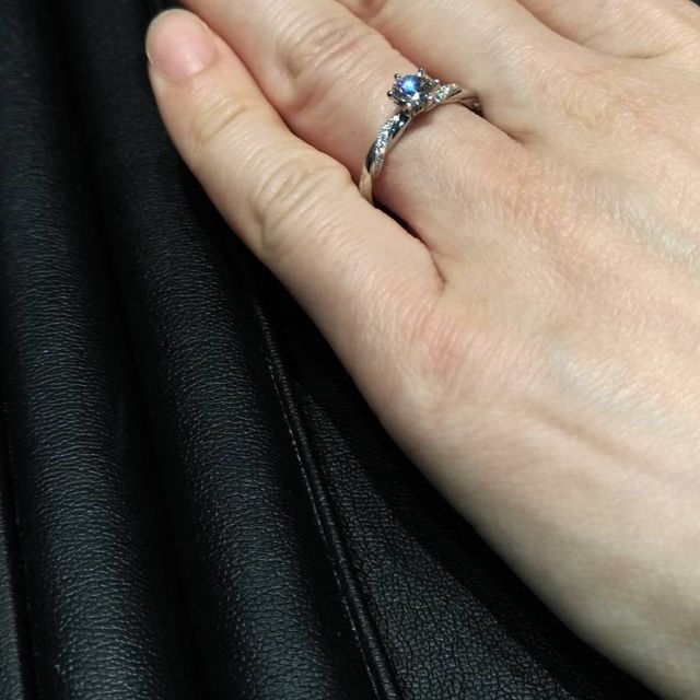 【銀座ダイヤモンドシライシの口コミ】 お店に来店して以降、何種類ものデザインの指輪を試着しては取り替えを繰…