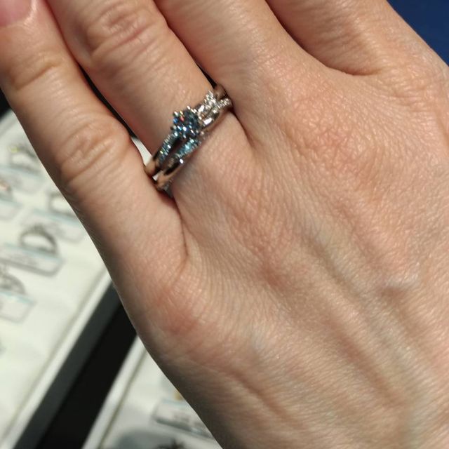 【銀座ダイヤモンドシライシの口コミ】 お店に来店して以降、何種類ものデザインの指輪を試着しては取り替えを繰…