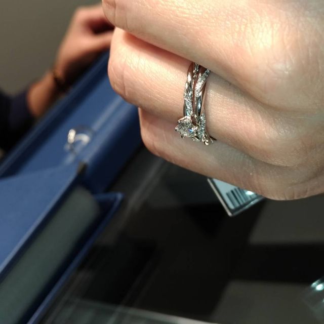 【銀座ダイヤモンドシライシの口コミ】 お店に来店して以降、何種類ものデザインの指輪を試着しては取り替えを繰…
