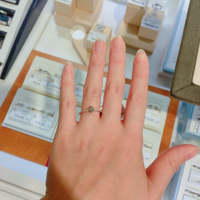 【ROYAL ASSCHER(ロイヤル・アッシャー)の口コミ】 他のブランドに比べ、ダイヤモンドの輝きが白く、上品な雰囲気がした。小…