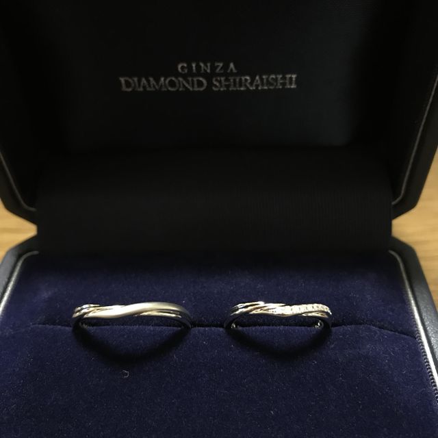 【銀座ダイヤモンドシライシの口コミ】 婚約指輪と重ね付けしても合うデザインを探していて、ウェーブしてるもの…