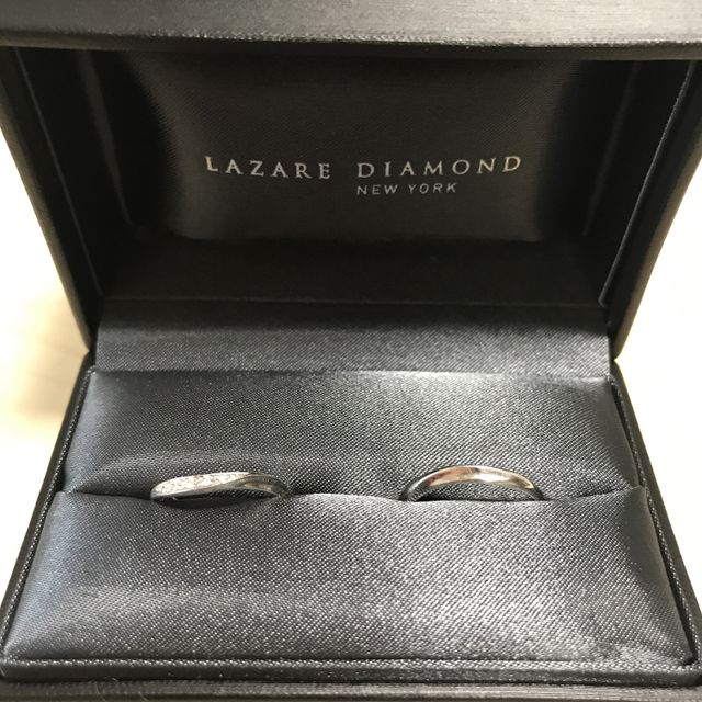 【ラザール ダイヤモンド(LAZARE DIAMOND)の口コミ】 指を綺麗に見せてくれるタイプの指輪を探していました。曲線があるので指…