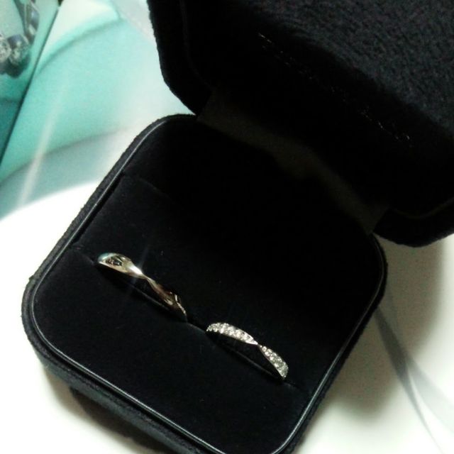 【ティファニー(Tiffany & Co.)の口コミ】 指輪のデザインは店頭で見て、実際につけて決めました。肌が地黒のため、…