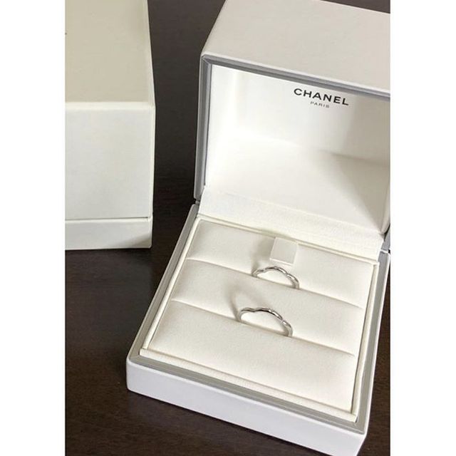 【シャネル(CHANEL)の口コミ】 指輪のデザインはとてもシンプルでテーブルなどに置いて上から見るとお花…