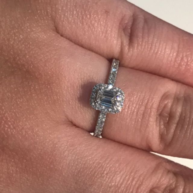 【ORECCHIO(オレッキオ)の口コミ】 値段は高めですがエメラルドカットのダイヤモンドの存在感が抜群で輝きが…