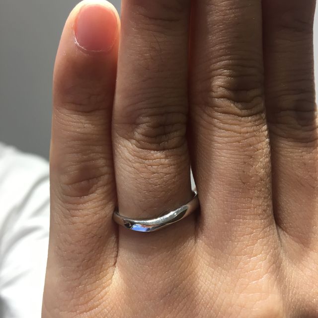【銀座ダイヤモンドシライシの口コミ】 ヴィーナスフェザーというデザインは細くて真っ直ぐな旦那の指にとてもフ…