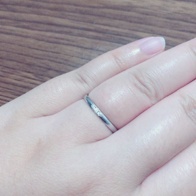 【GALA JEWELRY(ガラジュエリー)の口コミ】 シンプルだけど真ん中に3つのダイヤがあるのが可愛くて気に入りました。
…