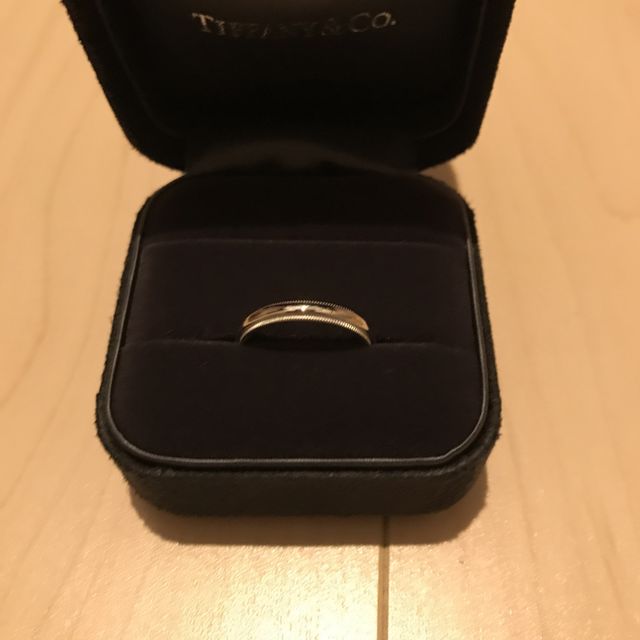 【ティファニー(Tiffany & Co.)の口コミ】 デザインです。価格は少し高かったのですが、ミルグレイン特有の淵のデザ…