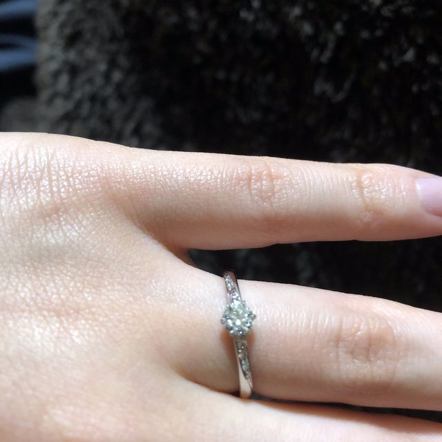 【BRILLIANCE+(ブリリアンスプラス)の口コミ】 ストレートデザインでピンクダイヤが4つも付いておりかつ、リングからダイ…