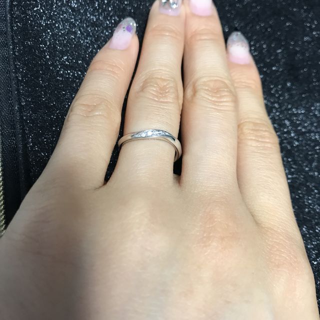 【銀座ダイヤモンドシライシの口コミ】 カーブがあって可愛いくて、ダイヤがキラキラしているからこのリングにし…