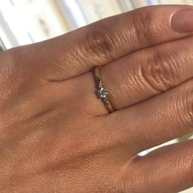 【Foulason(フレゾン)の口コミ】 シンプルなデザインの婚約指輪を探しに行ったのですが、色々なデザインの…
