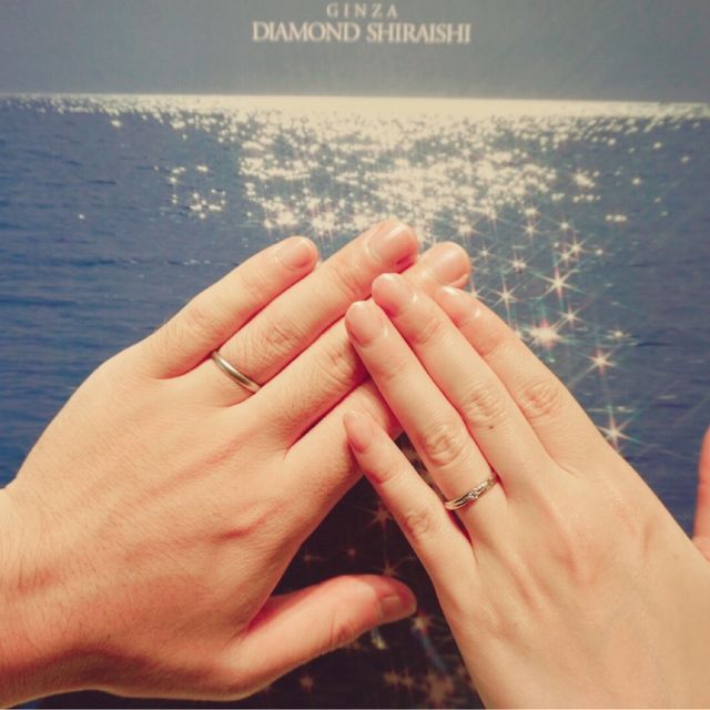 【銀座ダイヤモンドシライシの口コミ】 婚約指輪と同じくシンプルで可愛いからです。また男性用は主人があまり光…