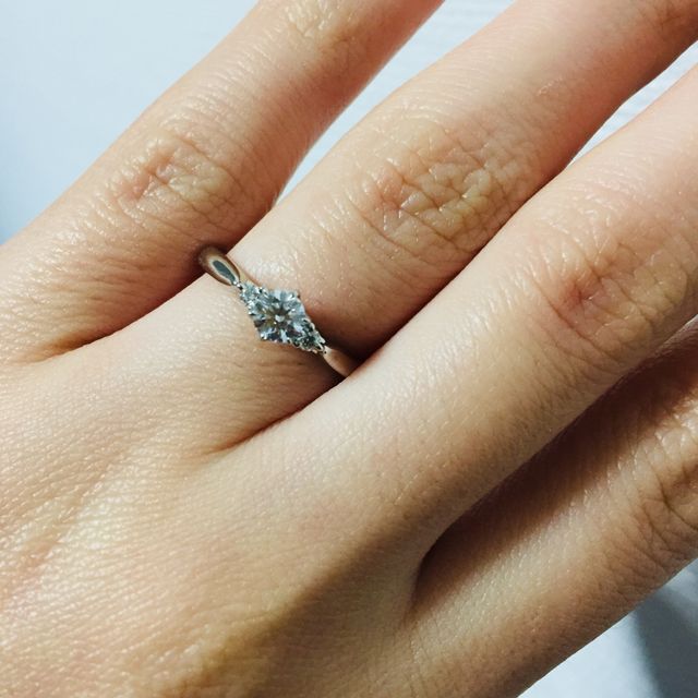 【銀座ダイヤモンドシライシの口コミ】 派手すぎずシンプルなものが好みで
かつ婚約指輪のイメージも崩さない定番…
