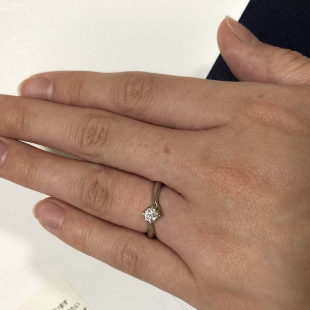【4℃ BRIDAL(ヨンドシーブライダル)の口コミ】 色んなブランドの指輪を見て回ったうちの最初の店舗にあった指輪ですが、…