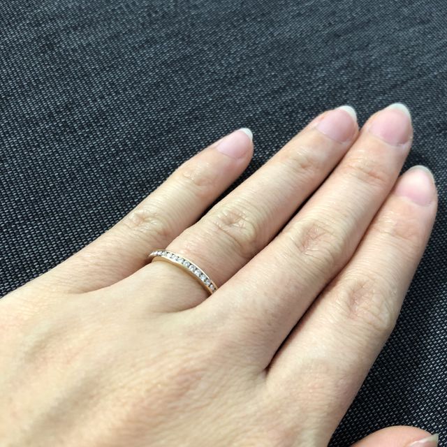 【ROYAL ASSCHER(ロイヤル・アッシャー)の口コミ】 石が付いているタイプを探していた。こちらは、レールタイプで家事など日…