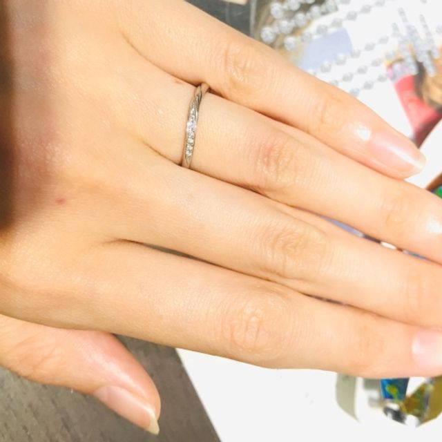 【俄(にわか)の口コミ】 ひねりの入ったデザインなので指が綺麗に見えるところが良いですね。幅が…