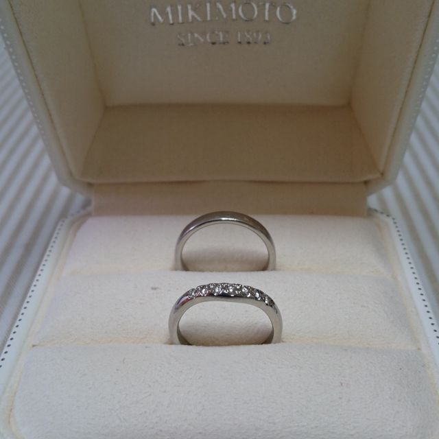 【MIKIMOTO(ミキモト)の口コミ】 シンプルで飽きのこないデザインだと思いました。緩やかなV字の表面には７…