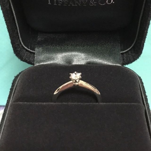 【ティファニー(Tiffany & Co.)の口コミ】 第一にシンプルだけど綺麗なデザインを選びました。婚約指輪のあとに結婚…