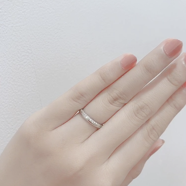 【アイプリモ(I-PRIMO)の口コミ】 指輪の決め手はデザインです。ダイヤが片側面についています。上向きには…