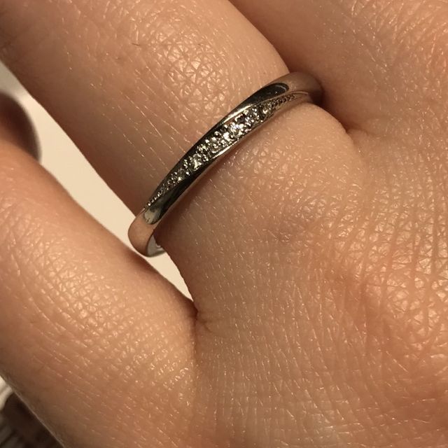 【銀座ダイヤモンドシライシの口コミ】 この指輪は一見キラキラしており、若干抵抗がありましたが、指輪をつけて…