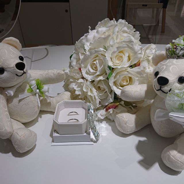 【4℃ BRIDAL(ヨンドシーブライダル)の口コミ】 高価すぎず、派手すぎず シンプルでオシャレなデザインで選びました。
何…