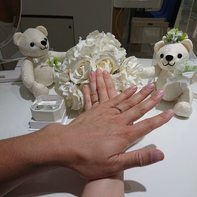 【4℃ BRIDAL(ヨンドシーブライダル)の口コミ】 高価すぎず、派手すぎず シンプルでオシャレなデザインで選びました。
何…