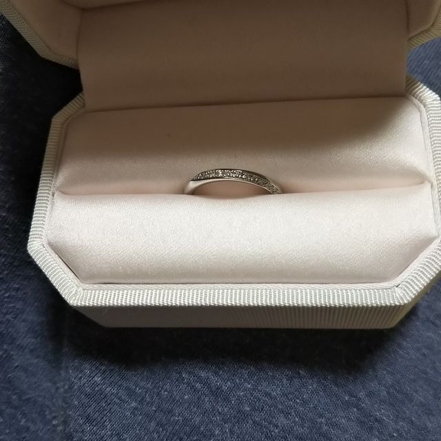 【銀座ダイヤモンドシライシの口コミ】 小さなメレダイヤが斜めに入っていてどこから見てもきらきらしていて綺麗…