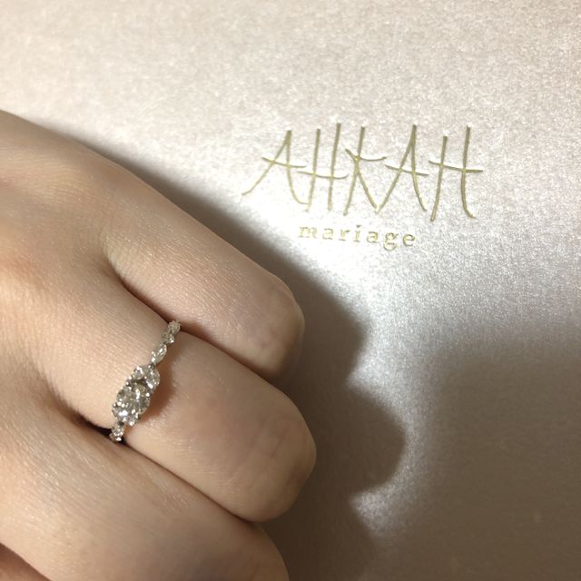 【AHKAH(アーカー)の口コミ】 しずくが流れるようなダイヤの並びがとても美しいです。流水をイメージし…