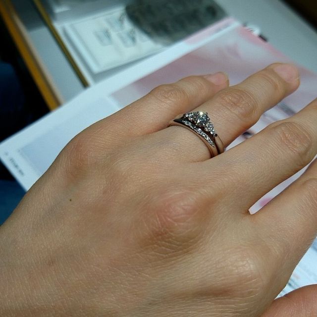 【銀座ダイヤモンドシライシの口コミ】 婚約指輪か結婚指輪のどちらかをシンプルにしようかと思ってたのですが、…