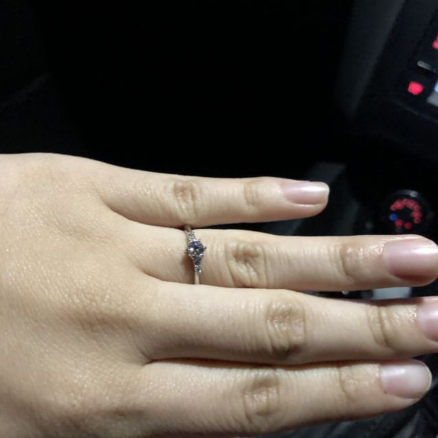 【アイプリモ(I-PRIMO)の口コミ】 派手過ぎず地味過ぎず、小ぶりなメレダイヤが真ん中のダイヤを引き立てる…