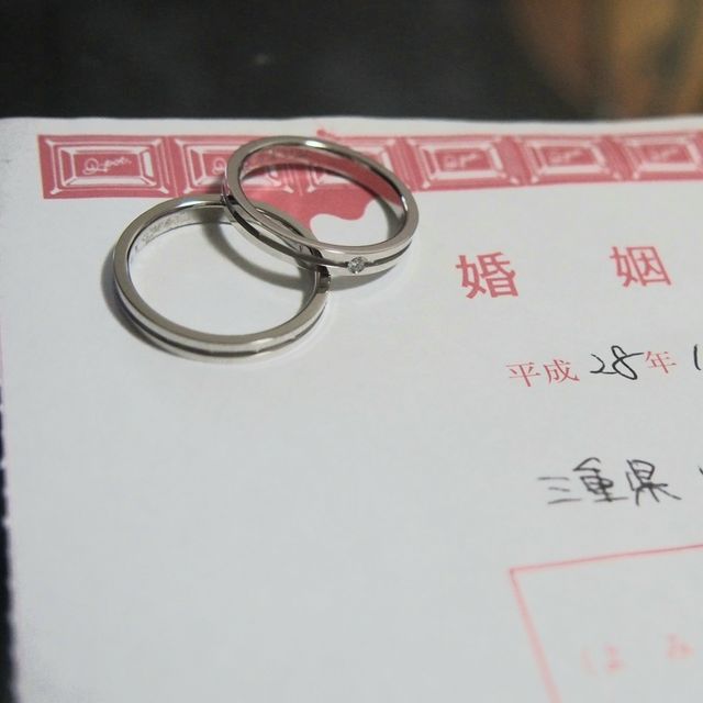 【アイプリモ(I-PRIMO)の口コミ】 お互いがシンプルな平たい(幅広な)ものが良かったので、よくある丸いもの…