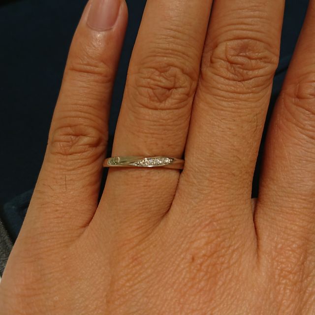 【4℃ BRIDAL(ヨンドシーブライダル)の口コミ】 華奢に見えて細くかわいらしいデザインでした。
正直デザインはいろいろ見…