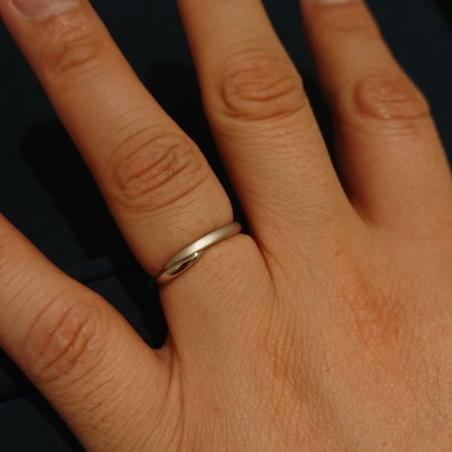 【4℃ BRIDAL(ヨンドシーブライダル)の口コミ】 華奢に見えて細くかわいらしいデザインでした。
正直デザインはいろいろ見…