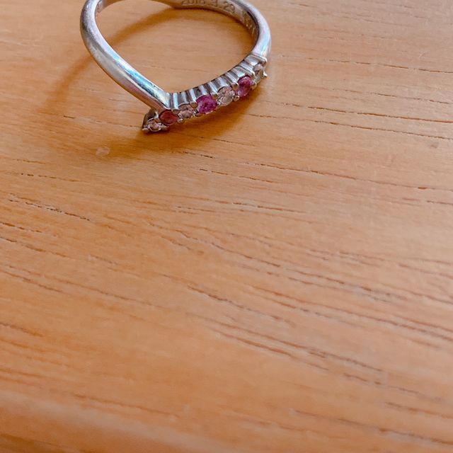 【I's stone(アイズストーン)の口コミ】 私はVラインの指輪がよかったので
Vラインのデザインから探しました。
可…