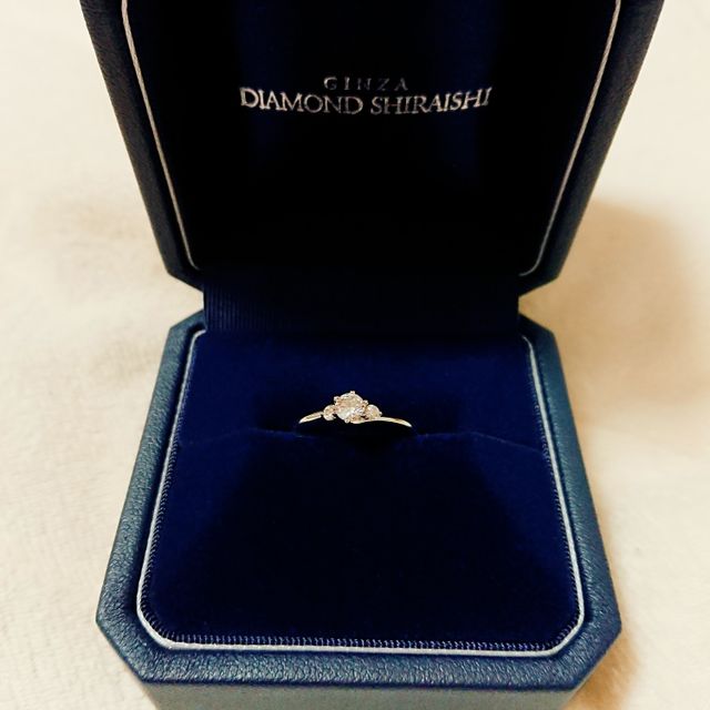 【銀座ダイヤモンドシライシの口コミ】 店員さんが私の指を見て、どれが似合いそうか選んできてくれた中で決めま…