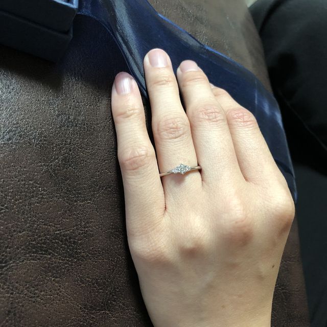 【銀座ダイヤモンドシライシの口コミ】 彼女がシンプルな指輪が好きなので、シンプルかつ可愛らしいデザインのも…