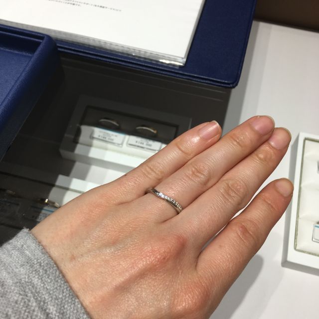 【銀座ダイヤモンドシライシの口コミ】 3店舗のジュエリーショップを回り、いくつも試着をしてみました。指輪をつ…