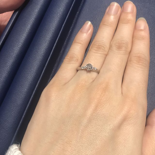 【銀座ダイヤモンドシライシの口コミ】 指輪のデザインについて:結婚指輪と重ねて綺麗に見えるように同じウェーブ…