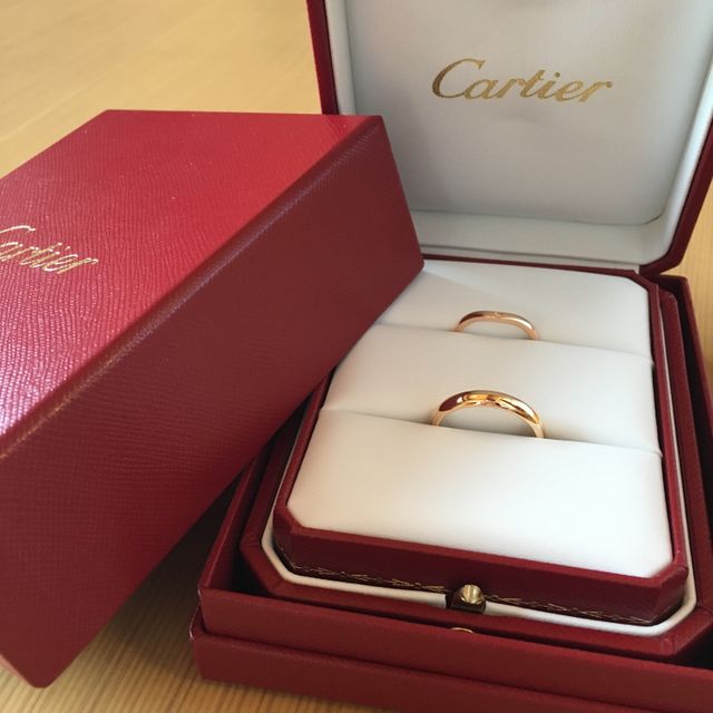 【カルティエ(Cartier)の口コミ】 女性用は婚約指輪と重ねづけしたかったので、婚約指輪と同じバレリーナの…