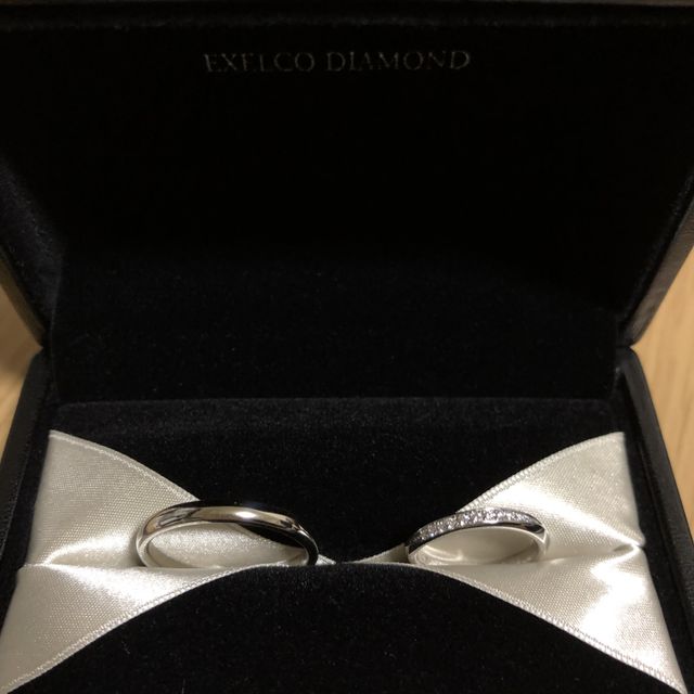 【エクセルコダイヤモンド(EXELCO DIAMOND)の口コミ】 シンプルで斜めに入ったダイヤモンドのデザインがとっても気に入りました…