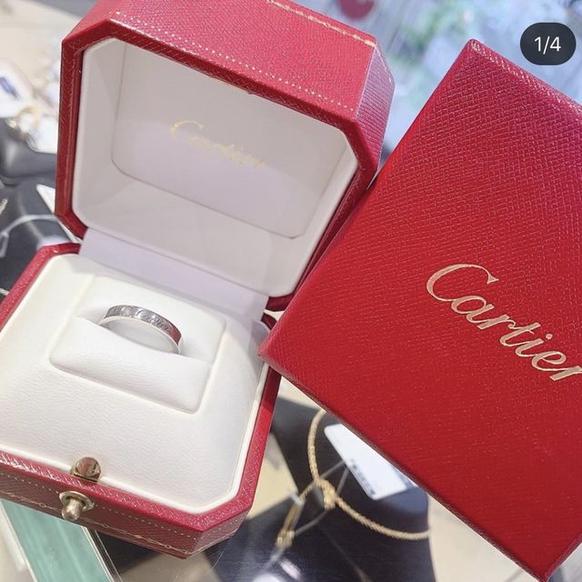 【カルティエ(Cartier)の口コミ】 シンプルで、カルティエらしい高級感。値段もカルティエの割にはリーズナ…
