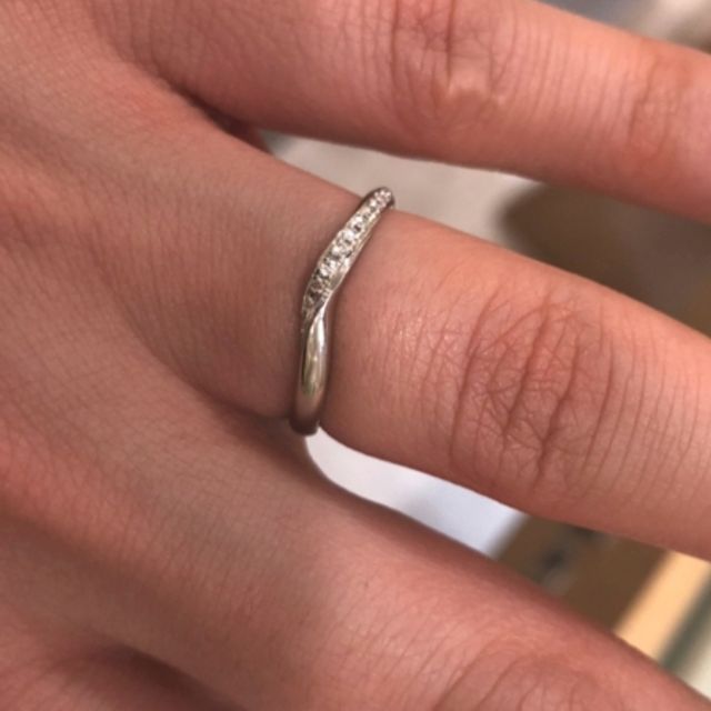 【Mariage ent(マリアージュエント)の口コミ】 結婚指輪らしいシンプルで上品なデザインですが、メレダイヤが斜めに入っ…