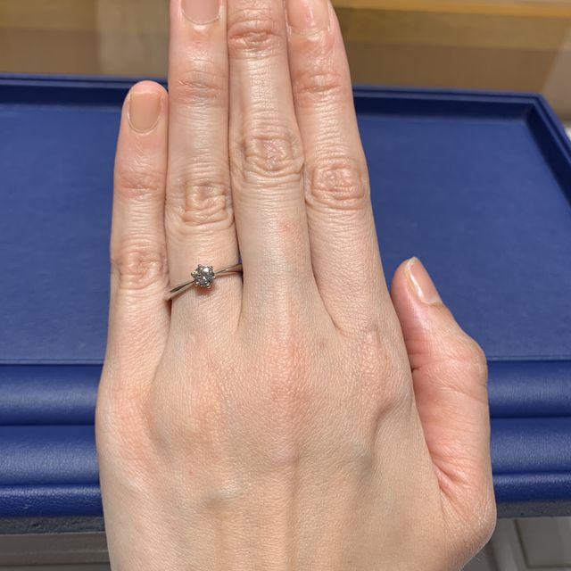 【銀座ダイヤモンドシライシの口コミ】 シンプルなリングに0.3カラット後半のダイアです。色々試着しましたが、飽…