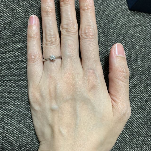 【銀座ダイヤモンドシライシの口コミ】 シンプルな一粒のダイヤが目立つ指輪を探していました。リングは細くてダ…