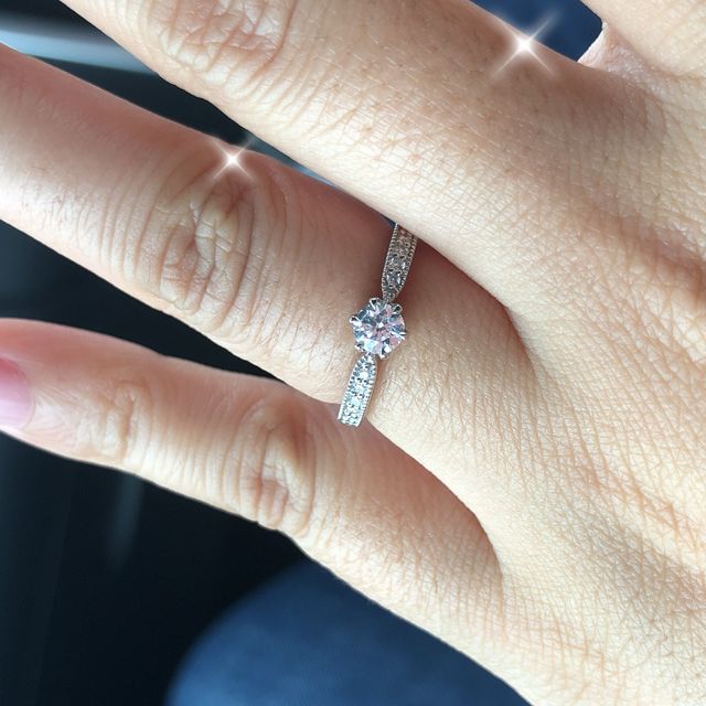 【アイプリモ(I-PRIMO)の口コミ】 婚約指輪を探している時にSNSでこちらの指輪を拝見し一目惚れでした。
実…
