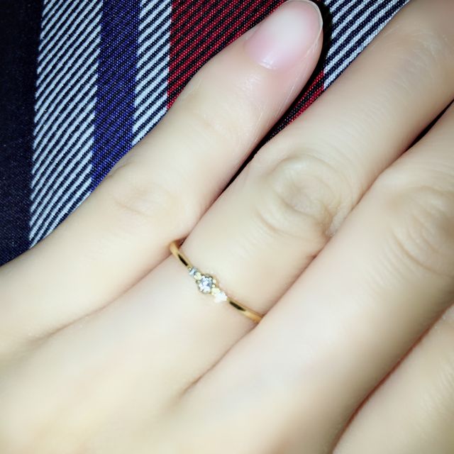【4℃ BRIDAL(ヨンドシーブライダル)の口コミ】 指輪の華奢なデザインを旦那が気に入ったのが決め手でした。元々記念日指…